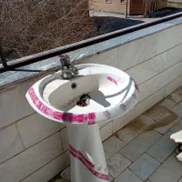 روشویی سرامیک سایز متوسط همراه با شیر استیل اهرمی