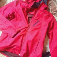 تعداد زیادی لباس زنانه و دخترانه