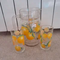 قوری و لیوان و شکلات خوری