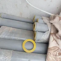 مقداری لوله فاضلاب شهری همراه اتصالات