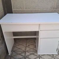 یک عدد میز مطالعه  یک عدد میز کامپیوتر