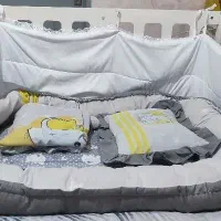 تخت کنار مادر