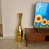 گلدان چوبی کنار سالنی