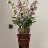 گلدان با گل های مصنوعی