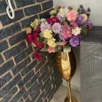 گلدان  با گل مصنوعی
