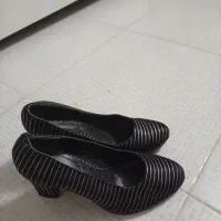 کفش نو|کیف، کفش، کمربند|قم, دروازه چوبی|دیوار