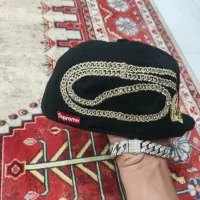 کلاه کپ|لباس|کرج, باغستان|دیوار