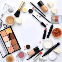 فروشنده خانم در گالری لوازم آرایشی