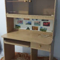 میز تحریر و کتابخانه