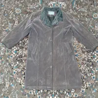 تعدای پالتو، ژاکت، چادر مشکی