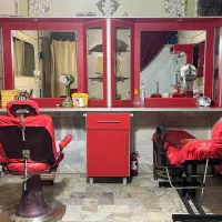 ویترین و کابینت و صندلی