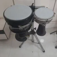 دو عدد تنبک با پایه