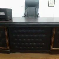میز مدیریت همراه صندلی  مدیریت و دو عدد صندلی
