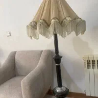 آباژور ایستاده