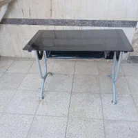 میز‌کامپیوتر‌الومینیومی