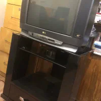 تلویزیون ال جی و میز زیر تلویزیون