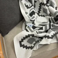 دو عدد شال مبل یا پتو بافت