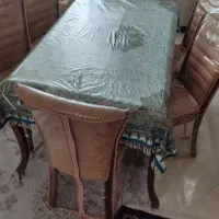 ناهارخوری و درخت پاییزی و گلدان فلزی