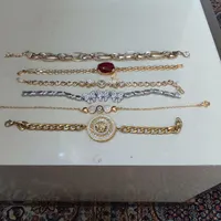 تعدادی دستبند
