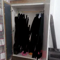 یک کمد لباس، رگال لباس و قفسه کتاب فلزی|جاکفشی، کمد، دراور|اسفراین, |دیوار