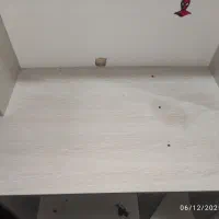 میز کامپیوتر با کتاب خانه