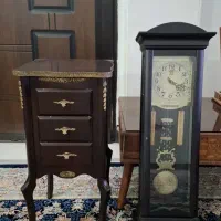 ساعت دیواری و میز تلفن در حد نو