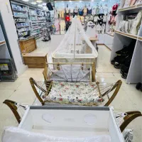 تخت کنار مادر