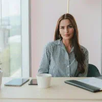 خانم دستیار مدیرعامل و منشی در شرکت هوش مصنوعی