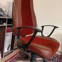 صندلی اداری و میز کامپیوتر