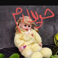 عروسک شیشه شیر به دست