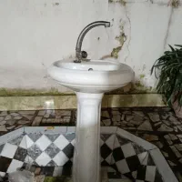 روشویی با شیر آب