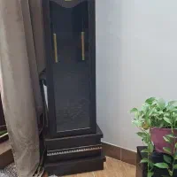 میزناهارخوری و ساعت ایستاده