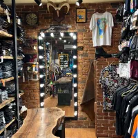 فروشنده لباس پوشاک مردانه بوتیک همکار آقا