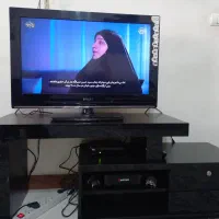 تلویزیون ۳۲ به همراه میز
