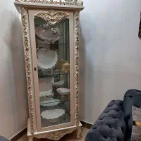 ویترین  سفید و طلایی در حد نو