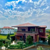عمارت-مجلل-کنار-جنگل-ودریا