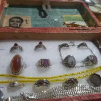 تعدادی انگشتر نقره و چاقو