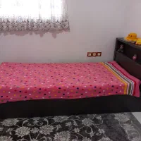 تخت خواب و کتابخانه و شلف و عروسک