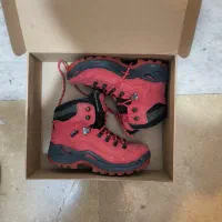 کفش کوهنوردی زنانه مکوان