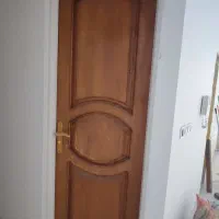 درب چوبی کار کرده تمیز.