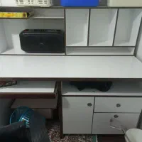 میز کامپیوتر و کتابخانه