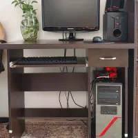 کامپیوتر همراه با میز