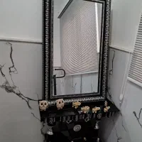 یک عدد ویترین ریلی ویک عدد اینه وشمعدان چوبی