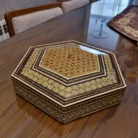 جعبه خاتم‌کاری نفیس بزرگ شش ضلعی داخل مخمل قرمز