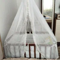 تخت کنار مادر