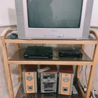 تلویزیون و میز و ضبط اسپیکر