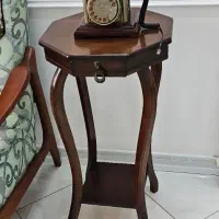 تلفن کلاسیک و میز