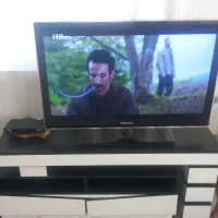 تلویزیون سامسونگ به همراه میز و گیرنده دیجیتال