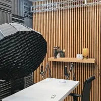 تولید محتوای حرفه ای در استودیو و دفتر شما