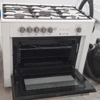 یک دستگاه اجاق گاز فر دار